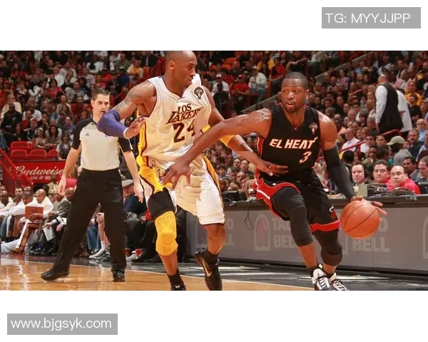 科比与韦德的巅峰对决：篮球传奇的激情碰撞与辉煌瞬间回顾